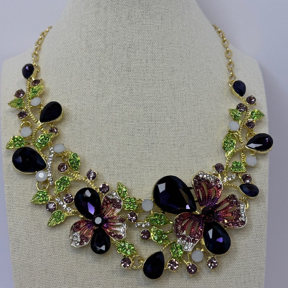 EyeCandy Vibrant Floral Gemstone Necklace with Purple Hues